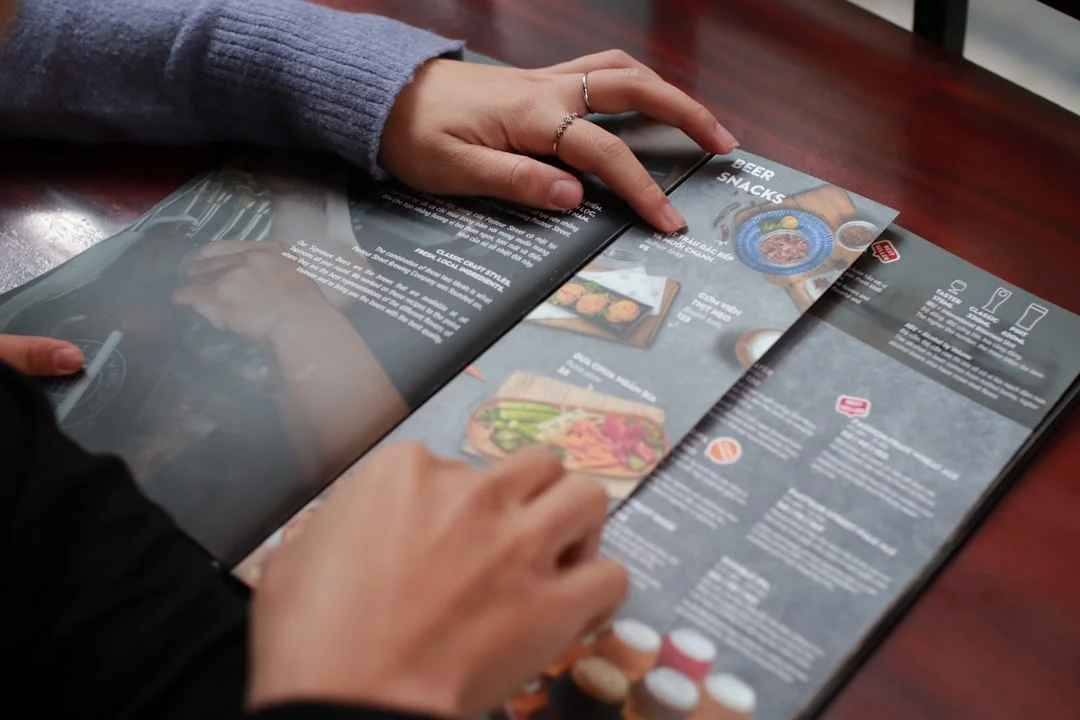 Um restaurante moderno com clientes usando um aplicativo de delivery em seus smartphones.